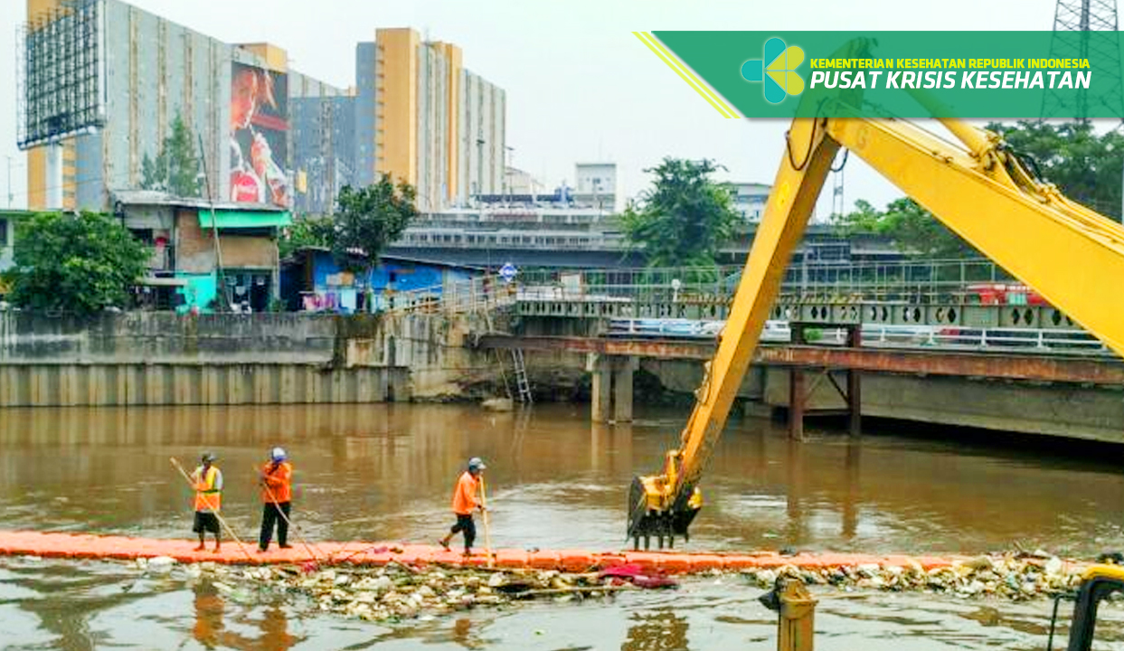 Membersihkan Sampah Sebagai Langkah Mencegah Banjir